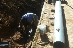 Adutora se rompe próximo da rede de esgoto construída recentemente em Carneirinhos